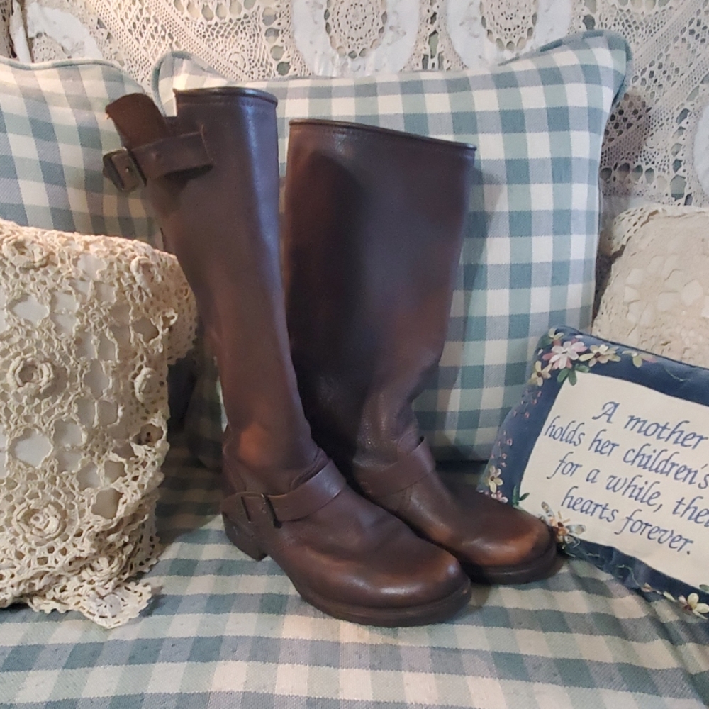 Boots Frye